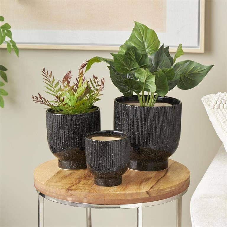 Ceramic Black Planter with Grooved Design 5"